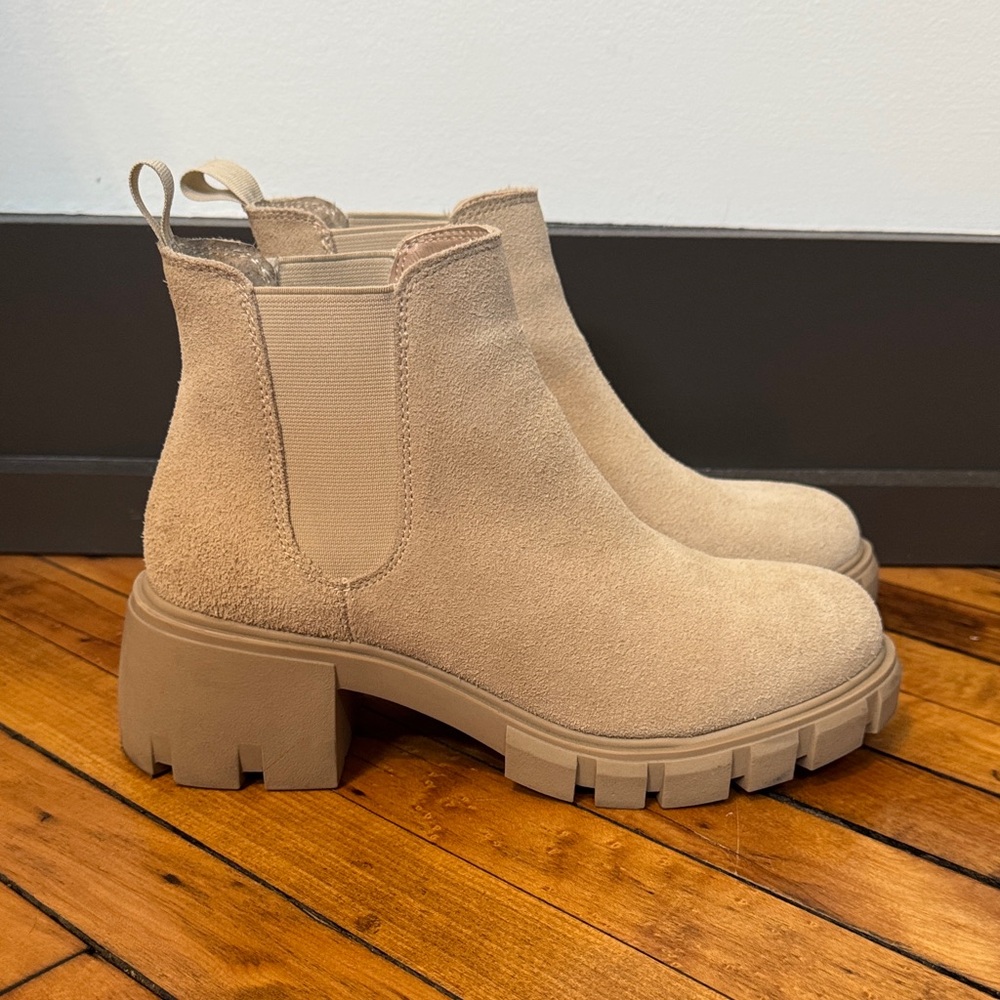 Steve Madden Women's Tan Chelsea Howler Booties - Size 7.5